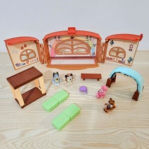 Bluey Calypso's School Playset W/ Bonus Classmates